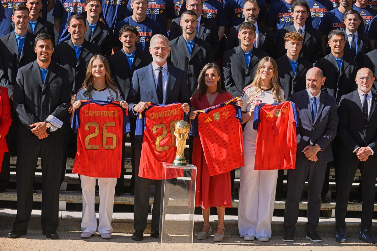 Spain's King Felipe VI and Queen Letizia, accompanied by Princess Leonor, left, and Infanta Sofia, right, pose with players from Spain's national soccer team at Zarzuela Palace in Madrid on  ...