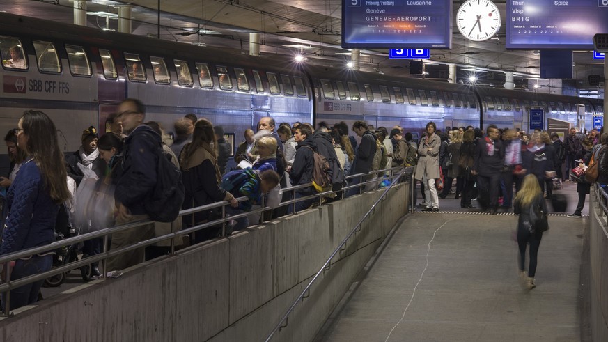 ZU DEN JAHRESZAHLEN 2016 DER SBB, AM DIENSTAG, 21. MAERZ 2017, ERHALTEN SIE FOLGENDE ARCHIVBILDER - Reisende begeben sich zu den Zuegen auf den Perrons im Bahnhof Bern, am 12. Mai 2016. (KEYSTONE/Ales ...