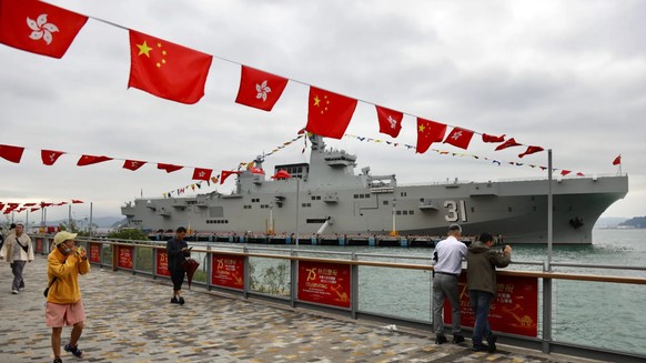 Ein chinesisches Kriegsschiff in Hongkong (Archivbild): Würde Peking eine Krise in Europa für einen Angriff auf Taiwan nutzen?
