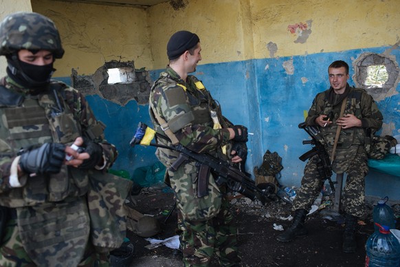 Ukrainische Soldaten gönnen sich eine Pause an einem einem Checkpoint.