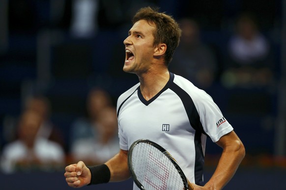 Marco Chiudinelli of Switzerland reacts during his match against Croatia&#039;s Ivan Dodig at the Swiss Indoors ATP tennis tournament in Basel October 21, 2014. REUTERS/Arnd Wiegmann (SWITZERLAND - Ta ...