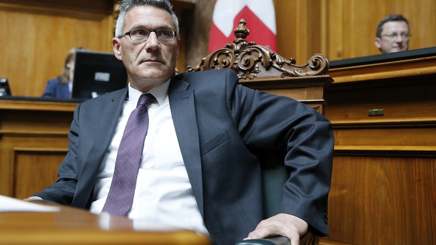 Pirmin Schwander (SVP-SZ) wartet vor seiner Rede waehrend einer Debatte im Nationalrat, am Dienstag, 5. Mai 2015, waehrend der Sondersession im Nationalrat in Bern. (KEYSTONE/Peter Klaunzer)