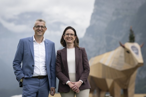 Staenderat Benjamin Muehlemann und Nationalraetin Susanne Vincenz-Stauffacher posieren vor Holzmuni Max des Eidgenoessischen Schwing- und Aelplerfestes ESAF, am Mittwoch, 20. August 2025, in Mollis. B ...