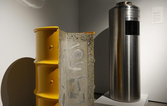 Ein Betonfass, links, fuer schwach- und mittelaktiven nuklearen Abfall und eine Stahlkokille, rechts, fuer hochradioaktiven Abfall, aufgenommen in der Ausstellung "Langzeit und Endlager" im ...