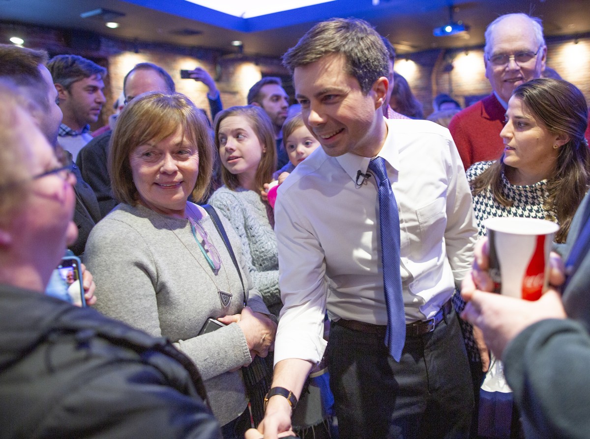 epa07423825 Mayor Pete Buttigieg meets with voters at the Gas Light Company in Portsmouth, New Hampshire, USA, 08 March 2019. Buttigieg is considering a run for the Democratic Presidential candidacy i ...