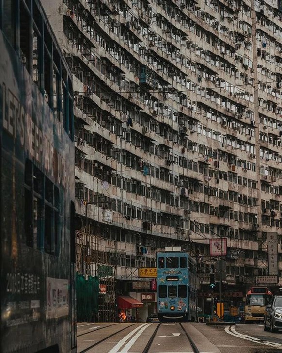 Unheimlich beklemmende Bilder von Städten, die aus einer Dystopie stammen könnten.