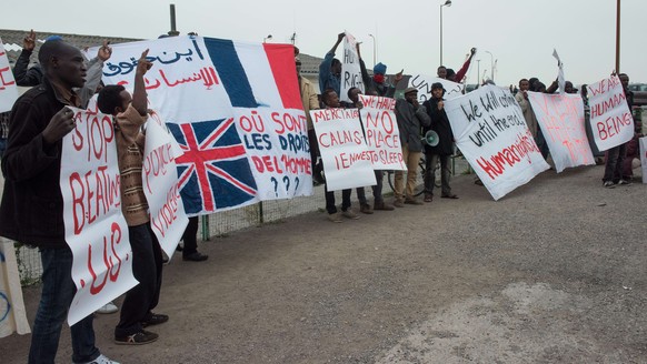 Migranten demonstrieren in Calais wegen schlechter Lebensumstände. In der Hafenstadt warten über 1000 Menschen auf eine Möglichkeit zur Überfahrt nach Grossbritannien.