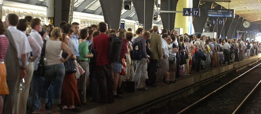 Lost commuters pack a platform waiting for a diesel train in the main train station during a blackout in Zurich, Switzerland, Wednesday, June 22, 2005. Due to a nationwide power failure, the entire Sw ...