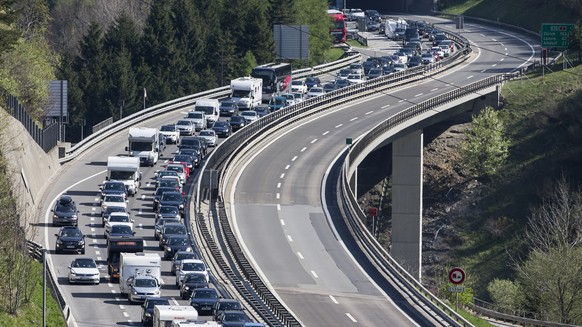 Oster-Stau vor dem Gotthard-Nordportal Richtung Sueden am Karfreitag, 14. April 2017, in Wassen. (KEYSTONE/Alexandra Wey)