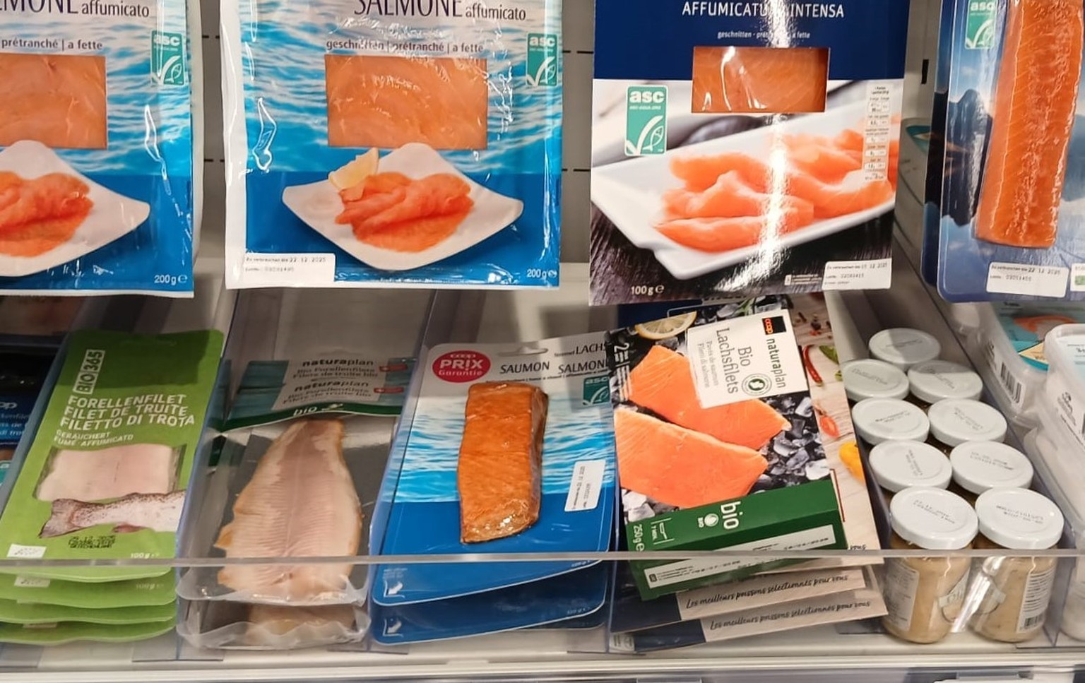 Erfundene Geschichten, aber echte Bilder: So landen Waren im Supermarkt am völlig falschen Ort.