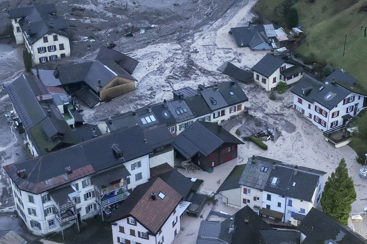Geroell- und Schlammassen erreichen ein Wohnquartier in Schwanden, das erst seit wenigen Wochen wieder bewohnbar ist, aufgenommen am Freitag, 22. Dezember 2023. Intensive Niederschlaege haben im Erdru ...