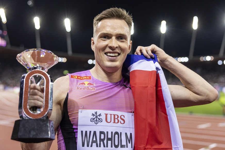 epa12331335 Karsten Warholm of Norway celebrates with the Diamond trophy and a Norwegian flag after winning the 400m hurdles Men at the World Athletics Diamond League final 2025 athletics meeting in Z ...