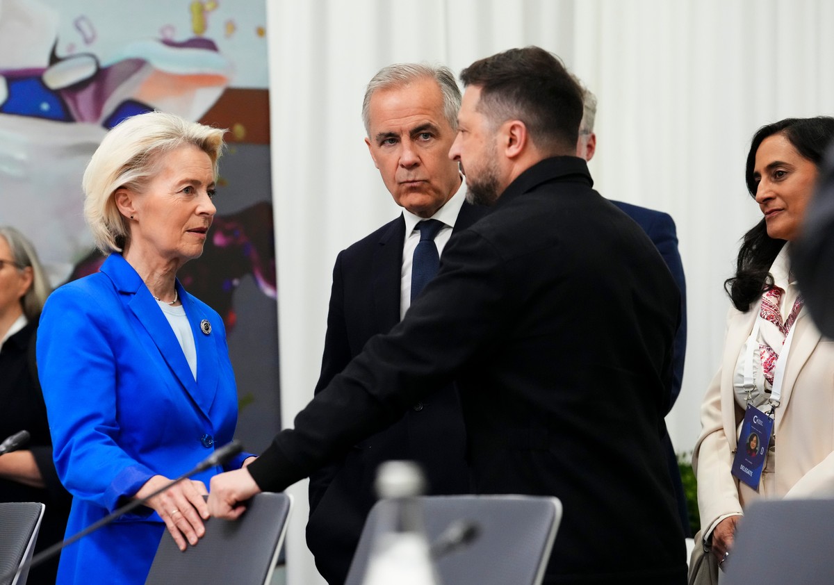 President of the European Commission Ursula von der Leyen, left to right, Prime Minister Mark Carney, President of Ukraine Volodymyr Zelenskyy, and Minister of Foreign Affairs Anita Anand, talk prior  ...