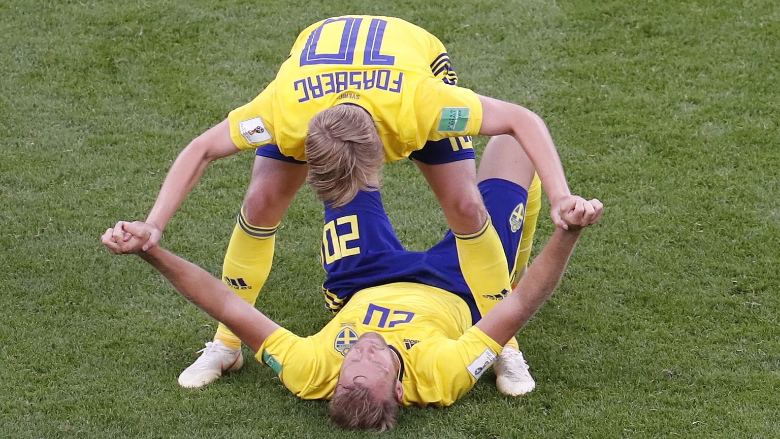 epaselect epa06844710 Emil Forsberg (top) and Ola Toivonen of Sweden celebrate after the FIFA World Cup 2018 group F preliminary round soccer match between Mexico and Sweden in Ekaterinburg, Russia, 2 ...