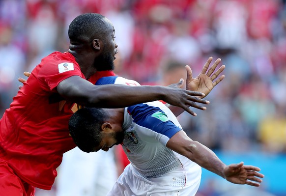 epa06819109 Gabriel Gomez of Panama (R) and Romelu Lukaku of Belgium in action during the FIFA World Cup 2018 group G preliminary round soccer match between Belgium and Panama in Sochi, Russia, 18 Jun ...