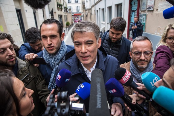 epa09922633 French Socialist party (PS) leader Olivier Faure (C) speaks to media as he arrives at the La France Insoumise headquarters during negotiations to discuss an electoral agreement ahead of th ...