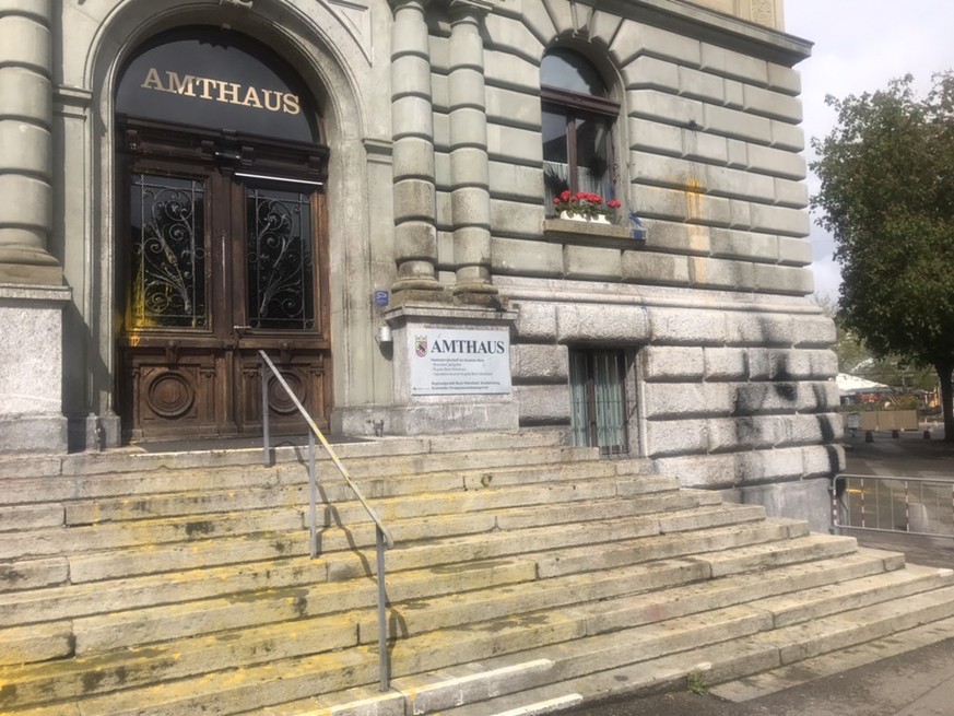 Das verschmierte Berner Amtshaus nach den Krawallen vor der Reitschule.