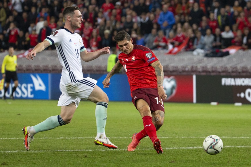 epa09515629 Switzerland&#039;s midfielder Steven Zuber, right, scorers thee 1:0 past Northern Ireland&#039;s midfielder Jordan Thompson, left, during the 2022 FIFA World Cup European Qualifying Group  ...