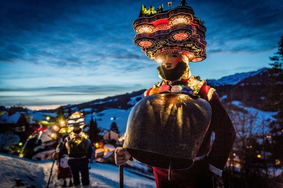 9 Silvesterbräuche, die du einmal besucht haben solltest (einige brauchen Mut)\nDa fehlt definitiv noch das Appenzeller Silvesterchlausen

https://appenzellerland.ch/de/informieren/typisch/braeuche-tr ...