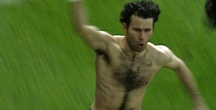 14.04.1999: Ryan Giggs schiesst ein Wahnsinns-Tor und entblösst sein Brusthaar. Arsène Wenger hat davon noch immer Alpträume