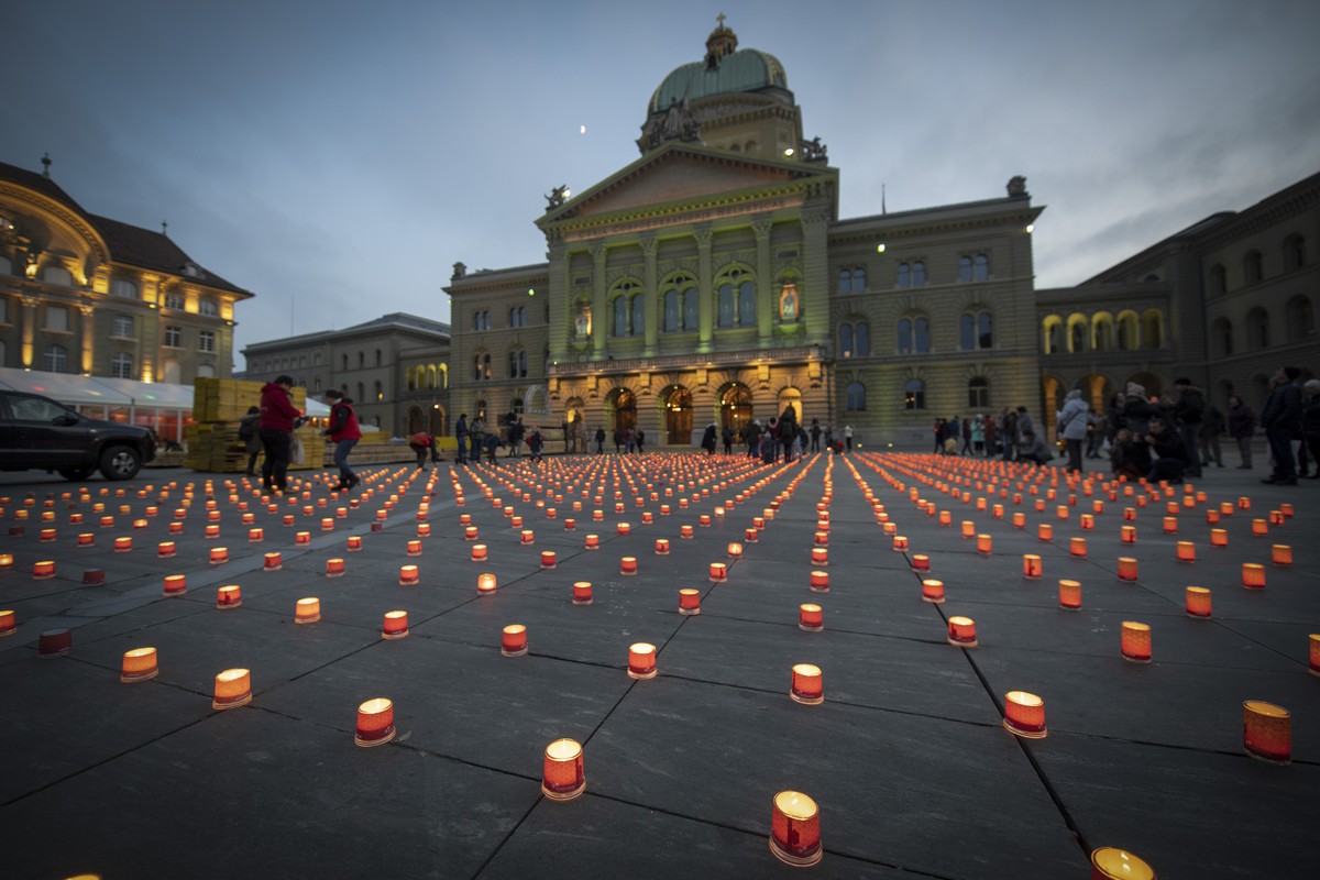 Im Rahmen der Caritas-Aktion "1 Million Sterne" leuchten hunderte Kerzen auf den Bundesplatz, am Samstag, 15. Dezember 2018 in Bern. Mit der Aktion "Eine Million Sterne" will das H ...