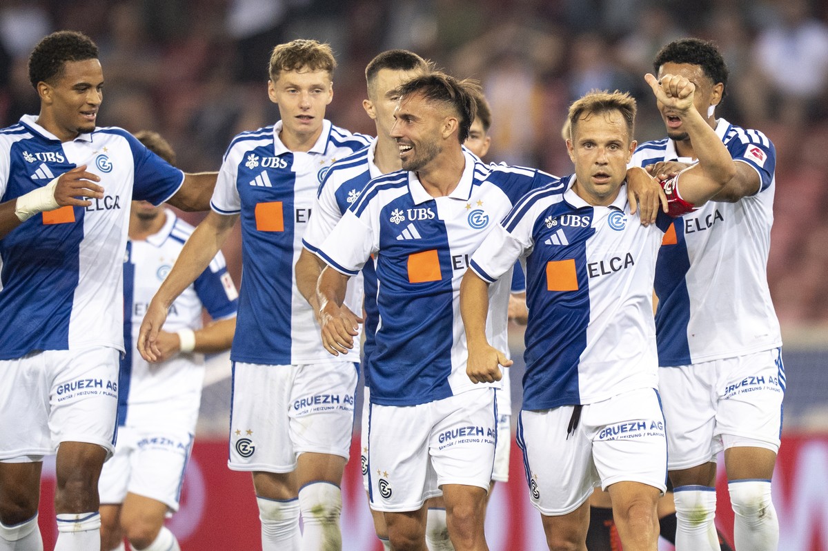 Der Torschuetze Amir Abrashi (GC), 2. von rechts, jubelt nach dem Tor zum 1:0 bei dem Spiel der Fussball Super League zwischen dem Grasshopper Club Zuerich (GC) und dem FC St. Gallen (FCSG) am Mittwoc ...
