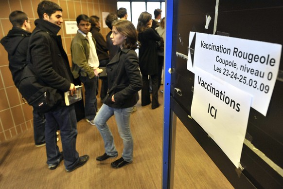 ARCHIVBILD ZUM RUECKGANG DER MASERNFAELLE IN DER SCHWEIZ, AM FREITAG, 29. DEZEMBER 2017 - Des etudiants de l&#039;EPFL font la queue afin de se faire vacciner contre la rougeole par une infirmiere sur ...