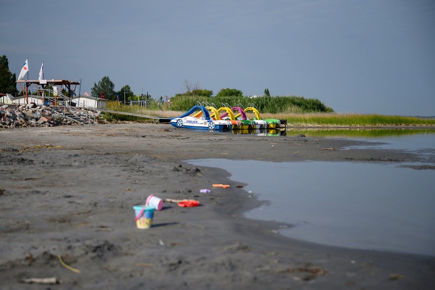 epa10095341 Abandoned water toys litter the receded shoreline of Lake Velence near disused pedal boats at Gardony, Hungary, 28 July 2022. A popular holiday destination for domestic visitors, Hungary