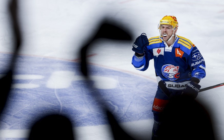 Zuerichs Sven Andrighetto feiert sein Tor zum 1:1 waehrend der 2. Partie des Playoff-Finals der National League zwischen den ZSC Lions und dem EV Zug, am Mittwoch, den 20. April 2022, im Hallenstadion ...