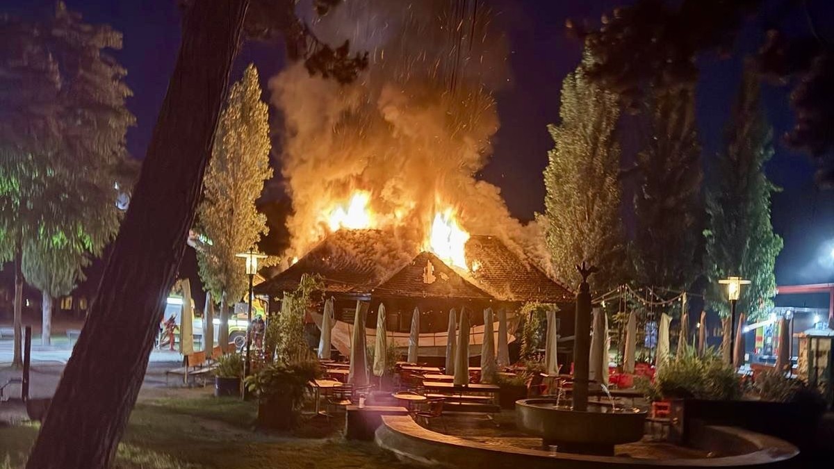 Feuerwehr-l-scht-brennenden-Kiosk-Josefwiese-in-Z-rich