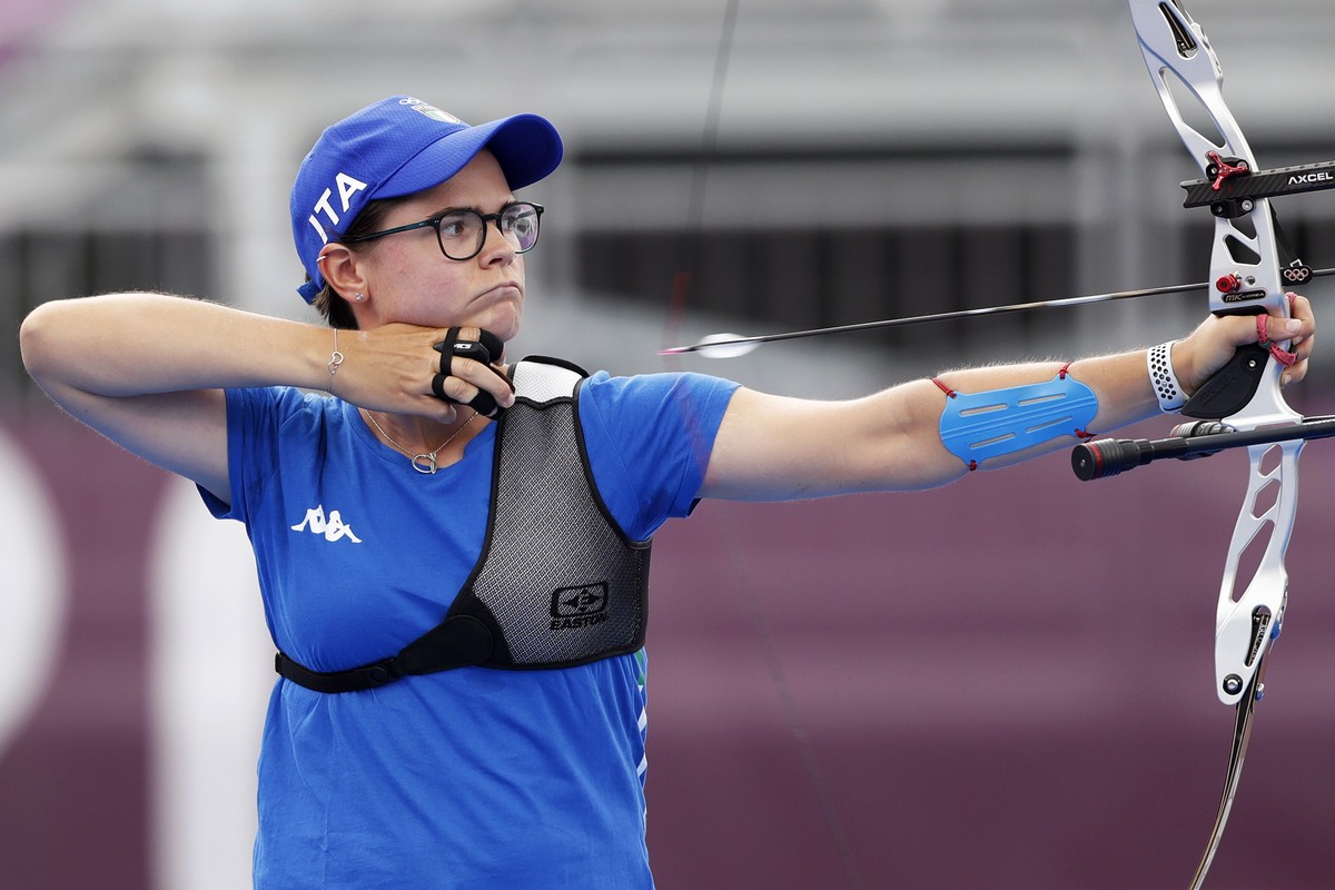 epa09380316 Lucilla Boari of Italy in action in the women's individual quarterfinal against Jiaxin Wu of China during the Archery events of the Tokyo 2020 Olympic Games at the Yumenoshima Park in ...