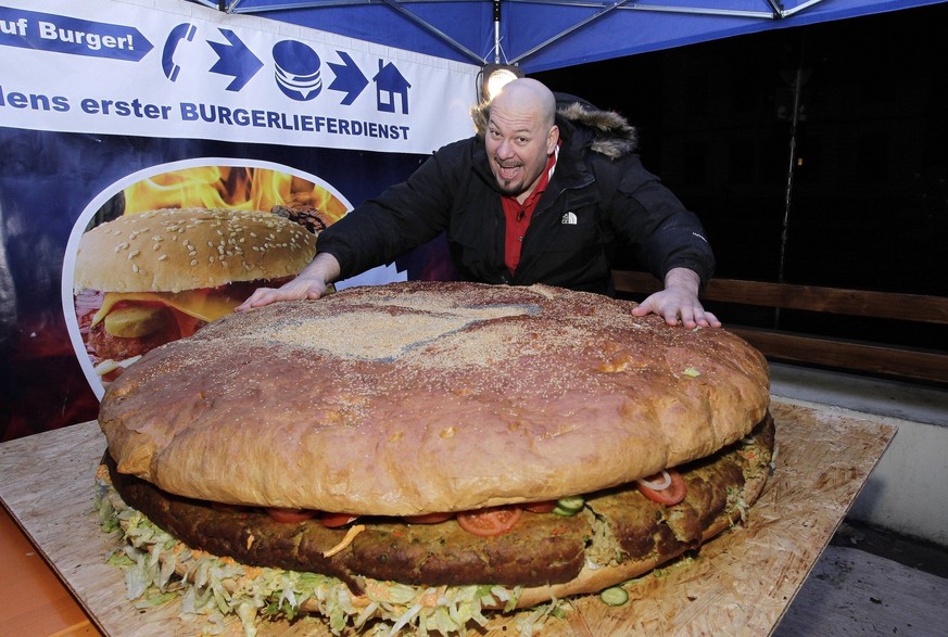 101/ Jumbo XXL Schreiner buergerlich Thomas Schreiner kreiert bei der Burgerhotline in der Antonstrasse in Dresden einen 65 Kilogramm schweren Fischburger mit einem Durchmesser von 1,25 Meter - Drehar ...