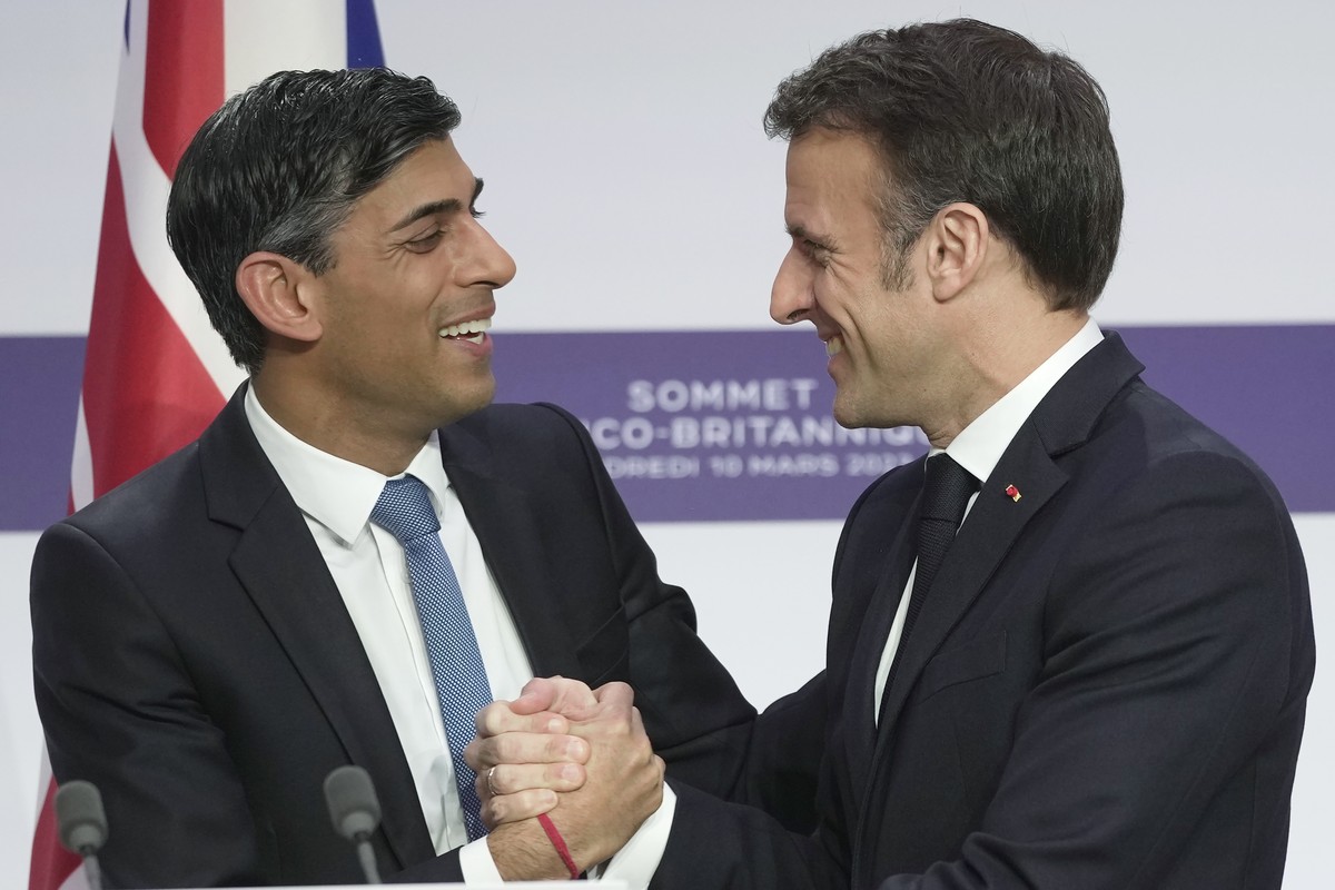 French President Emmanuel Macron, right, and Britain's Prime Minister Rishi Sunak shake hands during a joint news conference at the Elysee Palace in Paris, Friday, March 10, 2023. French Presiden ...