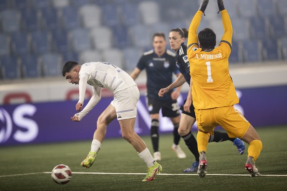 L�attaquant lausannois Zeki Amdouni, gauche, lutte pour le ballon avec le gardien zuerichois Andre Moreira, droite, lors de la rencontre de football de Super League entre FC Lausanne-Sport, LS, et Gra ...