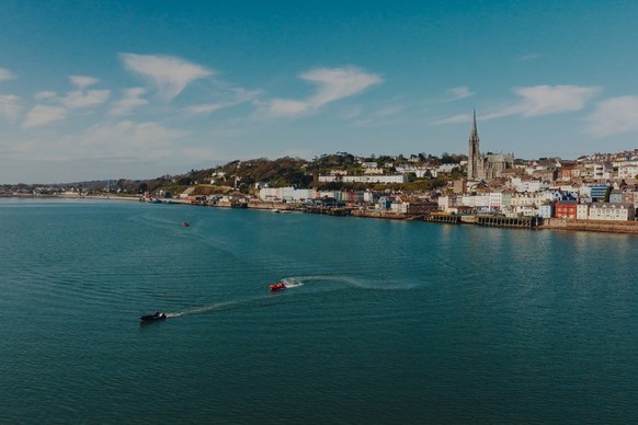 Zwischen Regenbogenhäusern und Titanic-Erinnerung: der Hafen von Cobh.