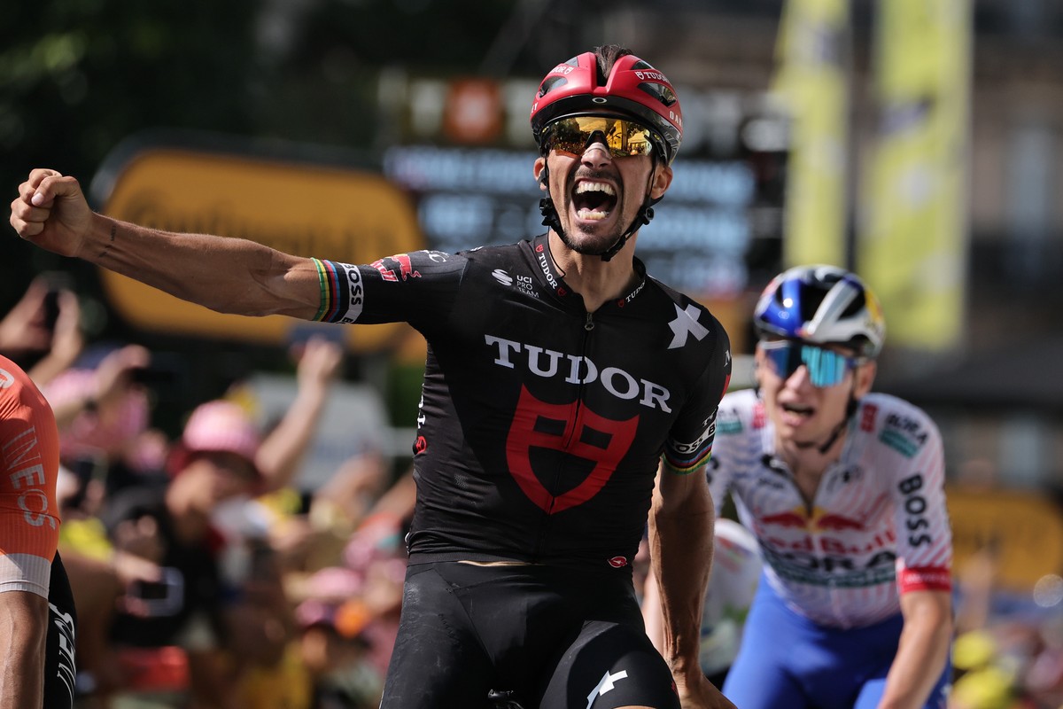 epa12249707 French rider Julian Alaphilippe of Tudor Pro Cycling Team reacts during the 15th stage of the Tour de France cycling race over 169.3km from Muret to Carcassonne, France, 20 July 2025. EPA/ ...