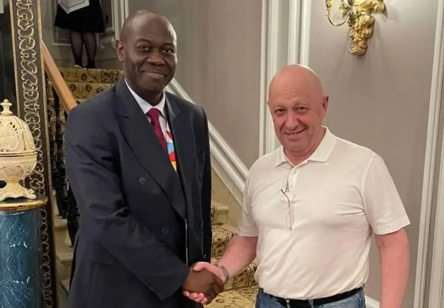 Jewgeni Prigoschin (rechts) und Freddy Mapouka.