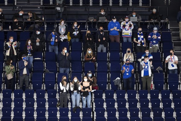 Zuschauer applaudieren waehren dem dritten Eishockey Playoff-Halbfinalspiel der National League zwischen den ZSC Lions und Geneve-Servette HC am Donnerstag, 29. April 2021, im Hallenstadion in Zuerich ...