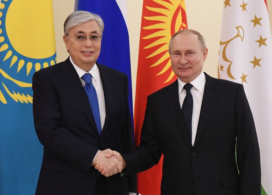 Der russische Präsident Wladimir Putin und sein kasachischer Amtskollege Kassym-Schomart Tokajew bei einem Gipfel in St.Petersburg, 28. Dezember 2021.