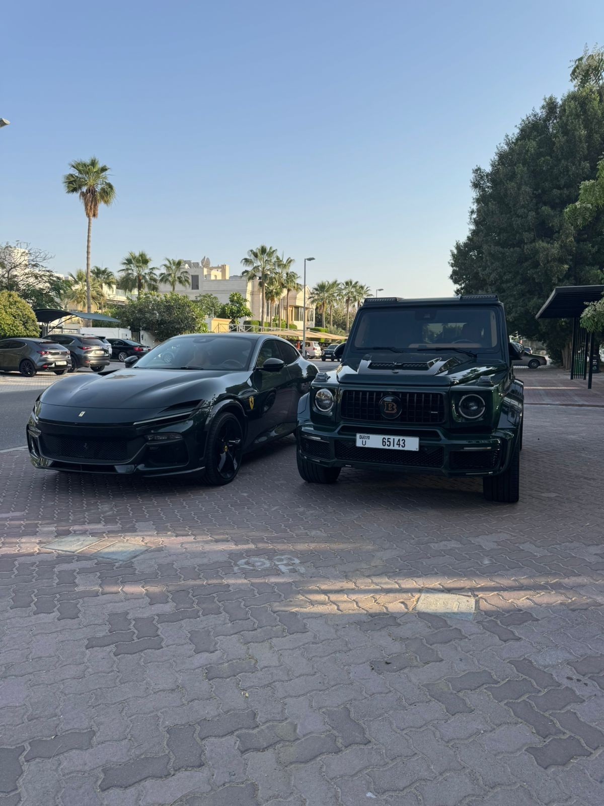 Ça ne se voit pas, mais cette Ferrari et cette Class G Brabus sont exactement du même vert forêt. Très chic.