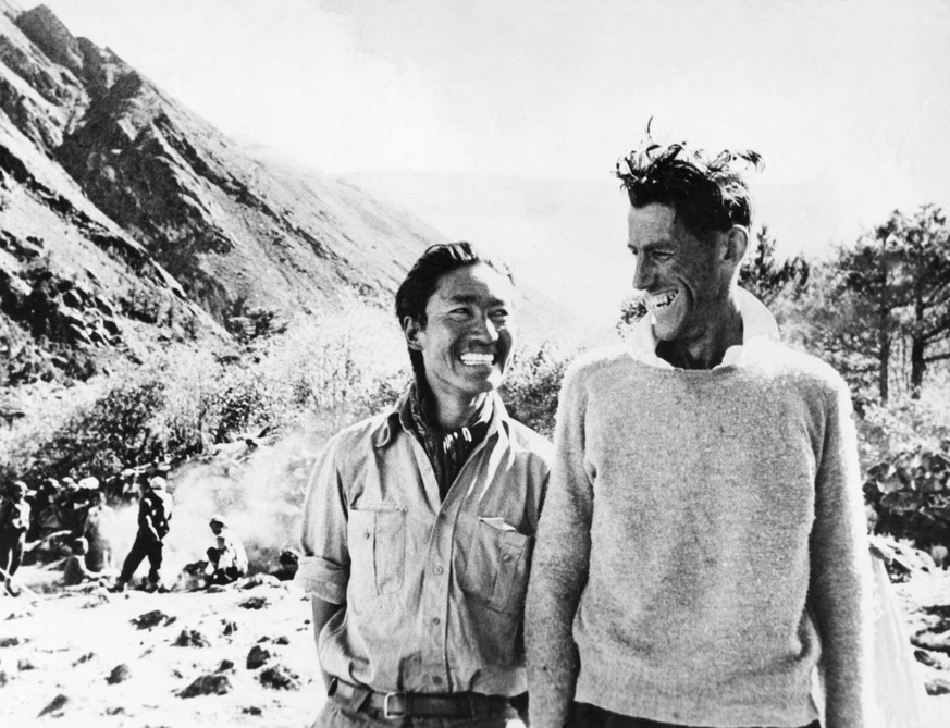 Das erfolgreiche Duo nach seinem Abstieg vom Gipfel des höchsten Berges im Thyangboche-Kloster im nepalesischen Himalaya.