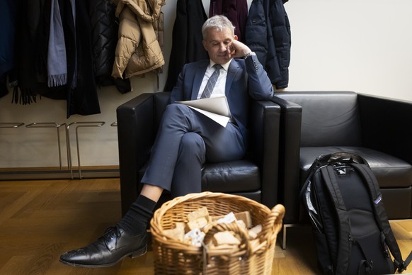 Bundesratskandidat Beat Jans, Regierungspraesident Basel-Stadt, liest vor einem Korb mit Basler Laeckerli in seinen Unterlagen, vor Beginn der Hearings der Bundesratskandidaten bei der Konferenz baeue ...