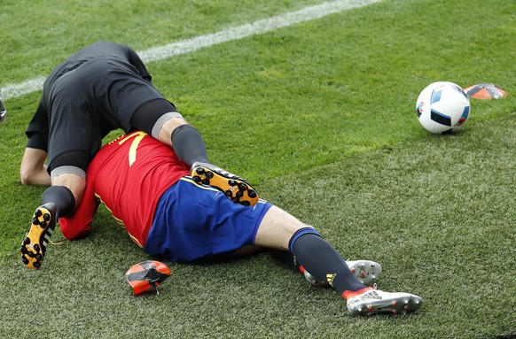 Spain's Alvaro Morata collides with one of the linesmen during the Euro 2016 Group D soccer match between Spain and the Czech Republic at the Stadium municipal in Toulouse, France, Monday, June 13, 2016. (AP Photo/Hassan Ammar)