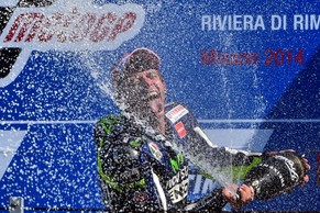 Auch beim 107. Mal macht's noch Spass: Valentino Rossi beim Champagner-Jubel.