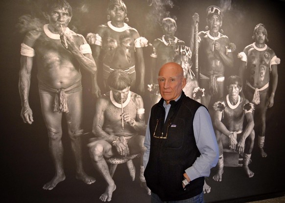 ARCHIVBILD ZUM 75. GEBURTSTAG VON SEBASTIAO SALGADO, AM DIENSTAG, 29. JANUAR 2019 - epa04048572 Brazilian photographer Sebastiao Salgado poses in front of a giant poster of his latest works &#039;Gene ...