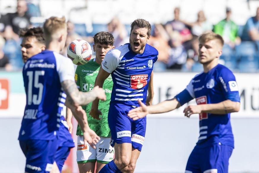 Die Luzerner mit Pascal Schuerpf, mitte, feiern das Tor zum 1:1 beim Super League Meisterschaftsspiel zwischen dem FC Luzern und dem FC St Gallen vom Montag, 18. April 2022 in Luzern. (KEYSTONE/Urs Fl ...