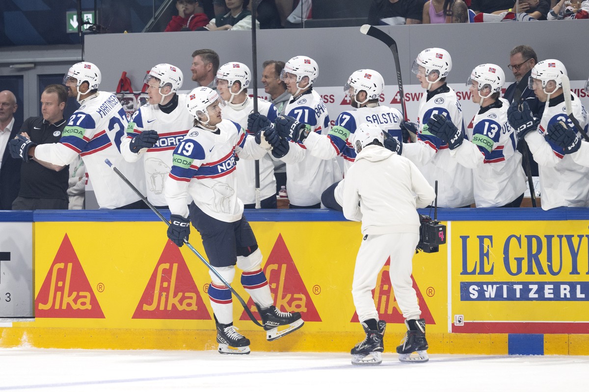 epa12993015 Norway's players celebrate the 0-1 goal during the 2026 IIHF Men's Ice Hockey World Championship preliminary round group B game between Czech Republic and Norway, in Fribourg, Sw ...