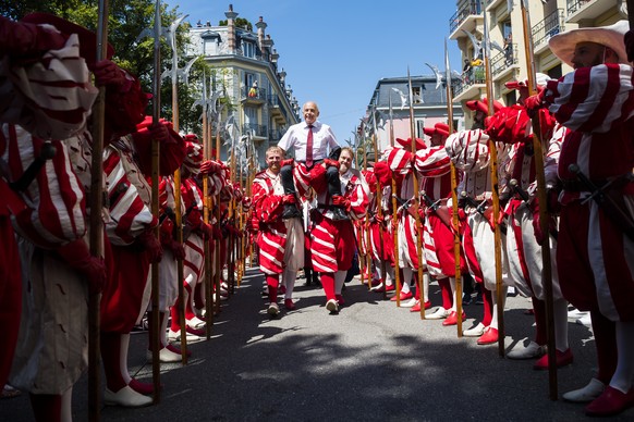 Ueli Maurer, le president de la Confederation, est porte par la compagnie des Cent-suisses a l?occasion de la Fete nationale suisse du 1er Aout avant le spectacle de la Fete des vignerons ce jeudi 1 a ...