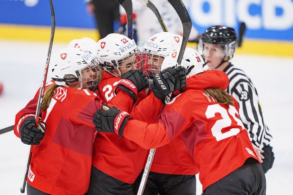 epa10159339 Players of Switzerland celebrate the 1-1 goal during the IIHF Ice Hockey Women's World Championship bronze medal match between Switzerland and Czech Republic, in Herning, Denmark, 04 Septe ...