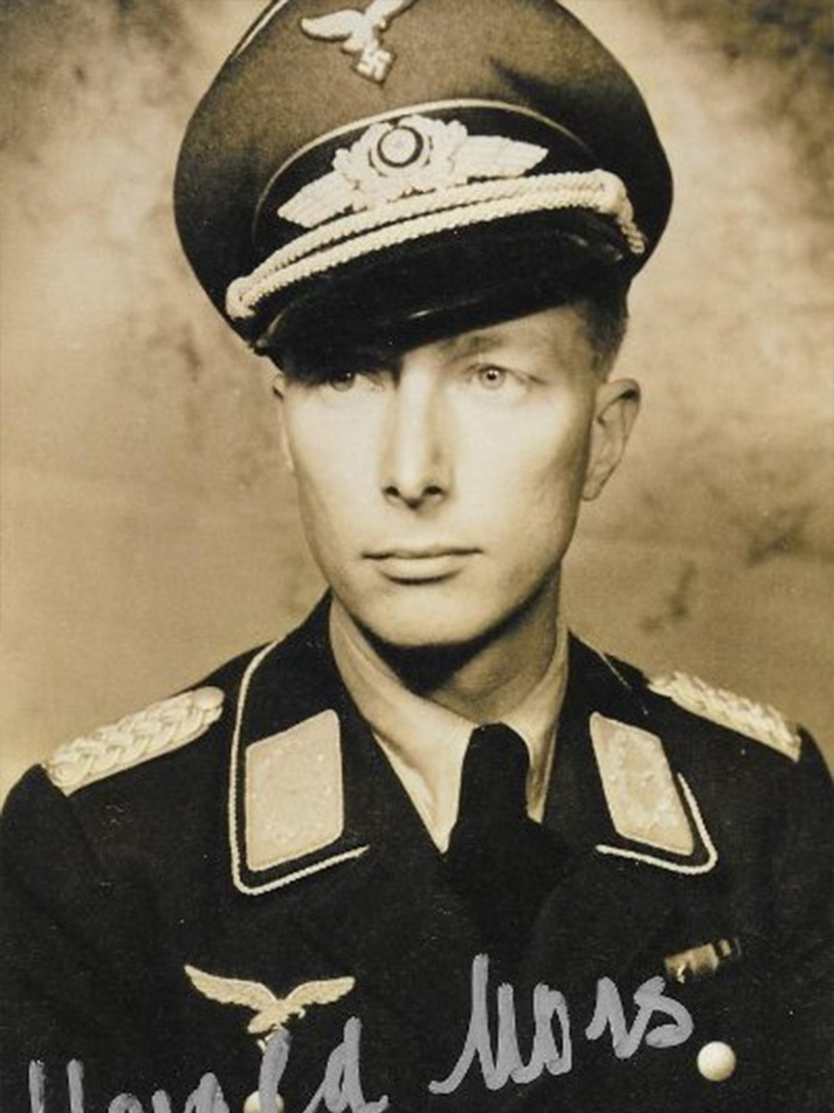 Harald Mors, undatierte Aufnahme.
https://www.tracesofwar.com/persons/25076/Mors-Otto-Harald-FJR.htm